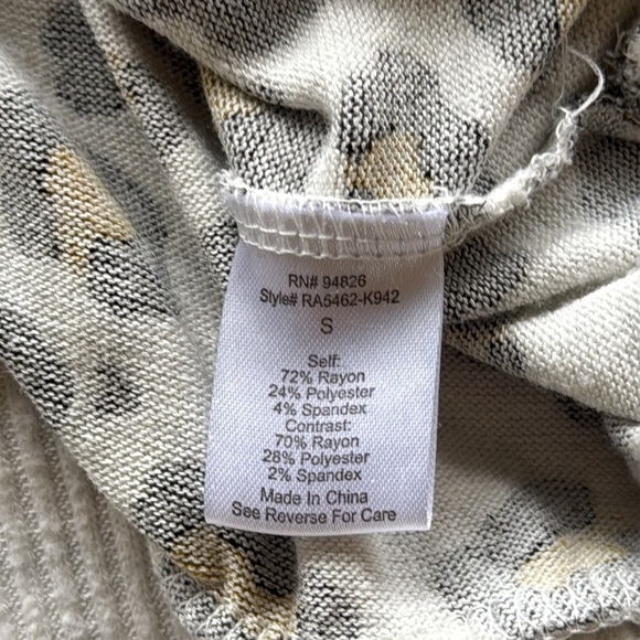 No Frills Ivory Leopard Animal Print Long Sleeve Top Contrast Rib Knit Trim Sz S - Picture 9 of 13